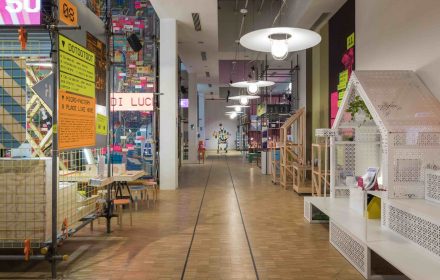 999.-Una-collezione-di-domande-sull’abitare-contemporaneo.-Exhibition-view-at-La-Triennale-di-Milano-2018.-Photo-©-Gianluca-Di-Ioia-