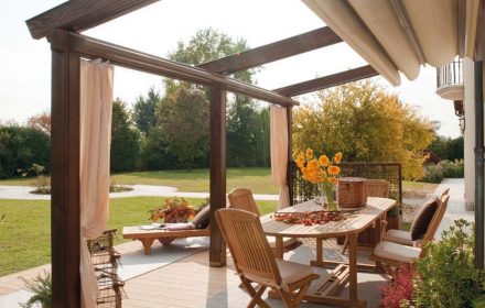 Voglia di rivivere il giardino e il terrazzo? Scopri tutte le tende da esterno