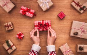 Come incartare un regalo in modo facile e veloce