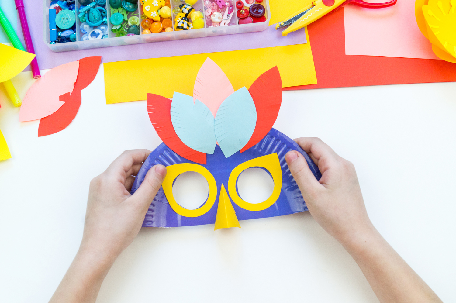 Come creare una maschera di Carnevale fai da te con i bambini - TipiTipi  Magazine